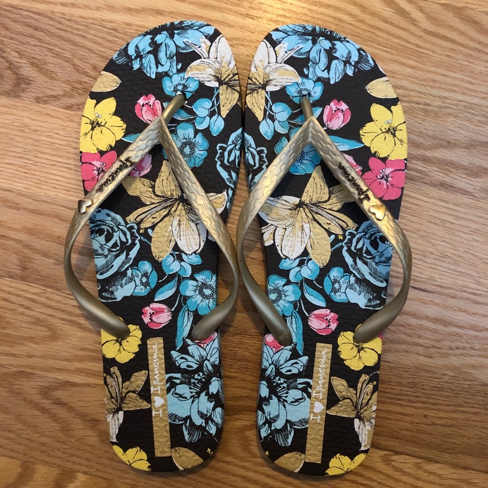 Brand new women’s size 9 flip flops